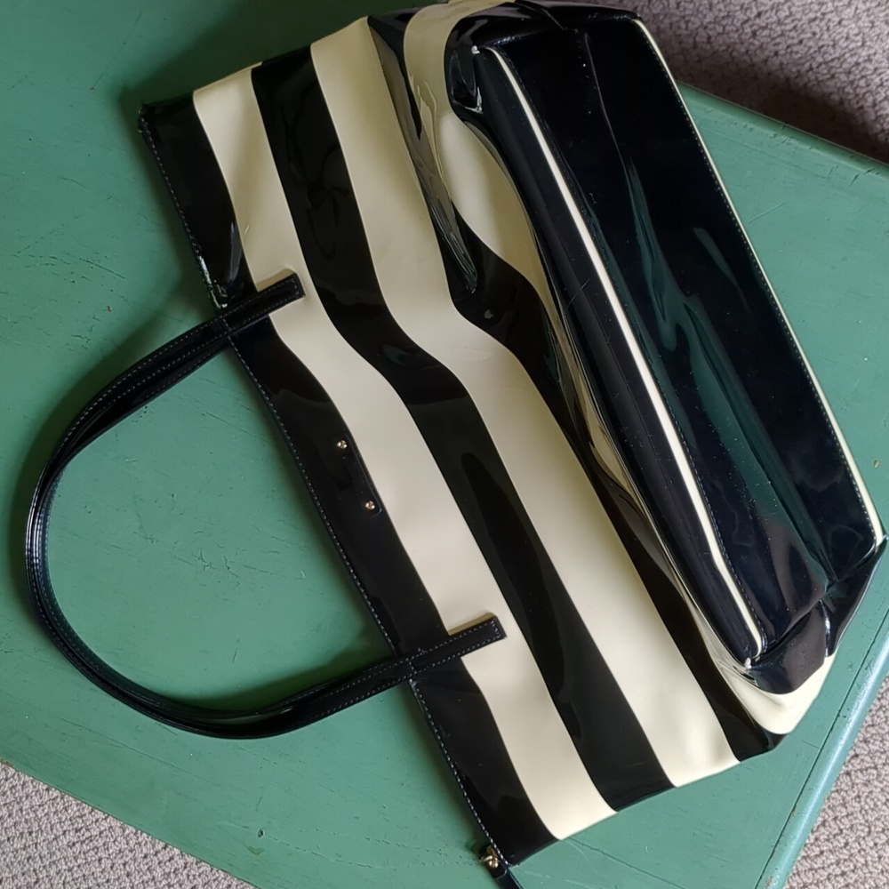 KATE SPADE BLACK & BEIGE PATENT LEATHER BAG - Picture 13 of 16